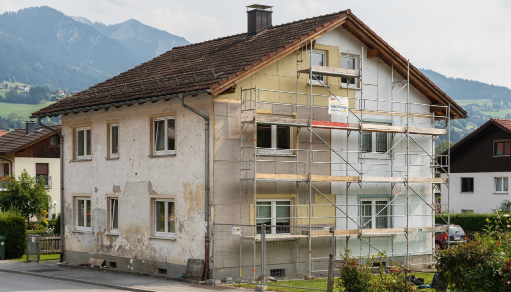 Energetische Komplettsanierung eines Einfamilienhauses mit Gerüst, neuer Fassadendämmung und Fenstern im Allgäu